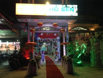 Nhà Hàng Hồ Sen