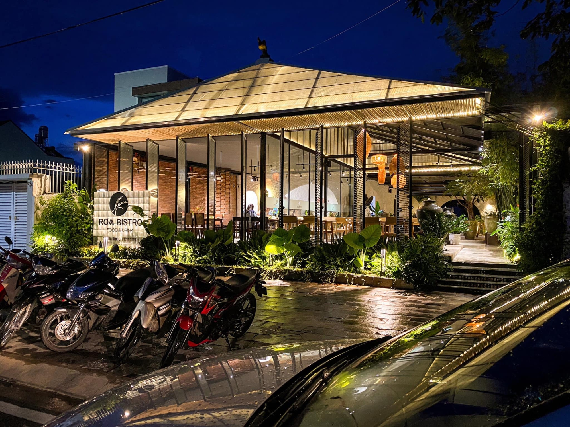Nhà Hàng Rơm Bistro