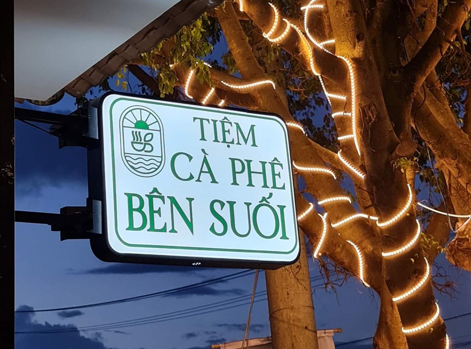 Tiệm Cà Phê Bên Suối