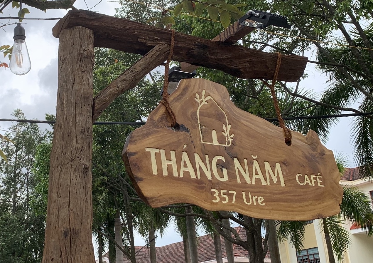 Tháng Năm Café